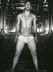 Әдемі жалаңаш қара әйел