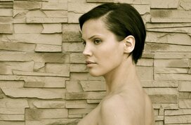 жалаңаш қырынбаған қалың жамбалы еңкейген әйелдер