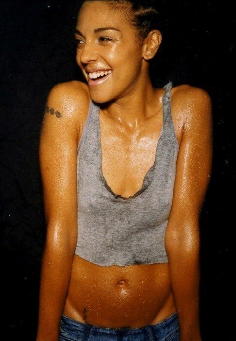 Секс порно: әйел тауық жұмыртқасын кискасына жабыстырады