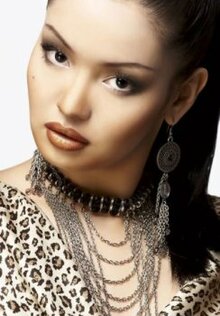 Әйел басқа әйелдің аузына тікелей зәр шығарады