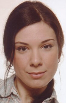 Жас қыздың жалаңаш кискасы