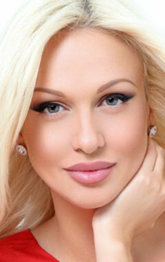 Жігіт қызын қынаптық жыныстық қатынасқа түсу үшін оятты.