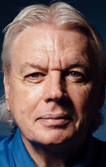 Байланған жігітті жұлқылап жатқан қыздың видеосы