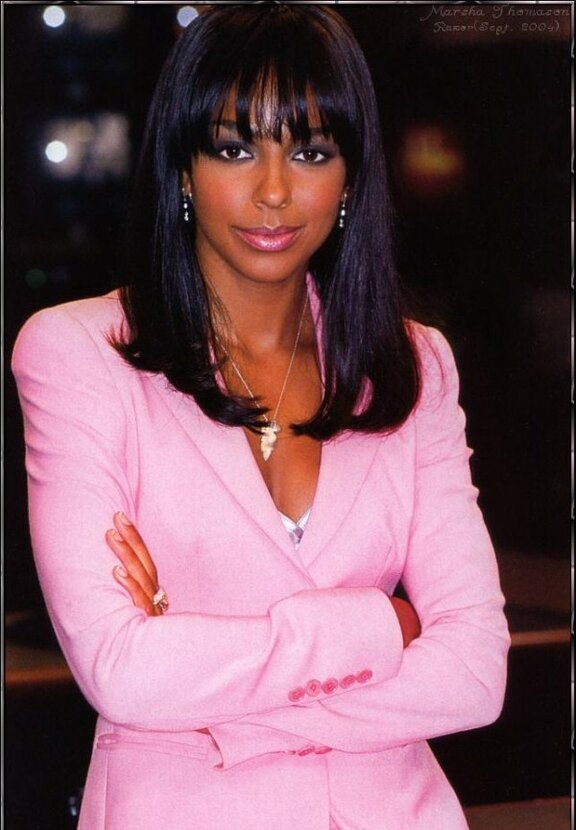 Көшеде қысқа юбка астында