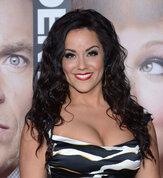 Ол бүкіл қолын оның есегіне қойды.