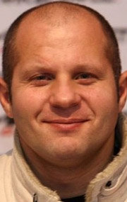 Қара шұлықпен аяғын жайып тұрған фото