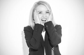 Xotinimning eshagiga rasm qoydim.