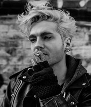 Оның кискасын жалап, аузына зәр шығаруға мәжбүр етеді