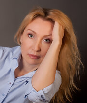 Жағажайдағы жалаңаш әйелдің суреті