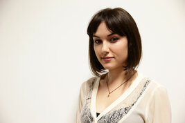 Менің кеудем көкірекшеден шығып жатыр.