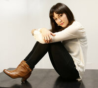 Қыз жыныс мүшесіне заттарды салады (порно онлайн)