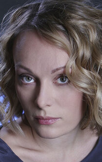 Сара Джей ер адамның бетіне отырады және оның кискасын сипағанын сезеді