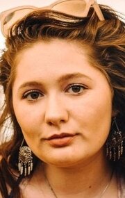 Кинотеатрда әйелді сипап жатқан баланың видеосы