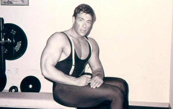 Jan-Klod Van Dammning yalangoch fotosurati