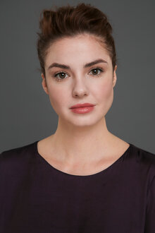 Orqasiga qanotlari tatuirovka qilingan porno aktrisaning ismi nima?