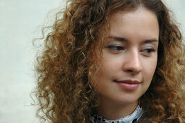 Жуынатын бөлмеде әйелімді аңдыдым.