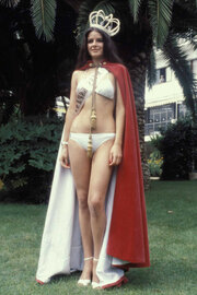 Жалаңаш қыздар шаштарын қиып жүр