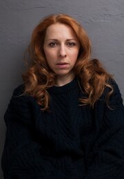 Олар қыздың есегіне суы бар шлангтарды жабыстырады