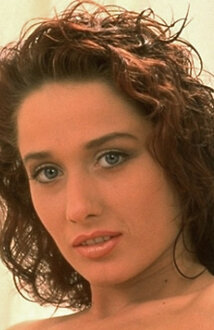 Мини юбкадағы әдемі әйелдердің суреттері