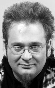 Роман Трахтенберг етігімен кірпіні тепті