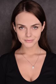 Төрт аяғынан тік тұрған жалаңаштар жақындайды