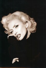 Трусики жоқ жас қыздың суреті