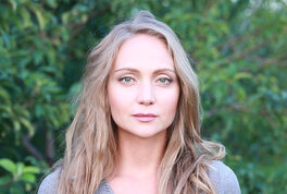 Ұлттық киім киген жалаңаш украин әйелдері