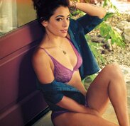 Үлкен бөкселері бар плюс өлшемді әйелдердің фотосуреттері