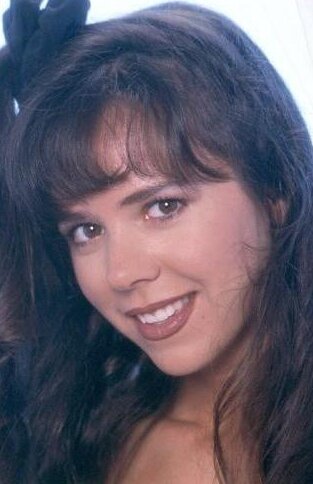 Ұзын аяқты кеуделі аққұбалармен порно