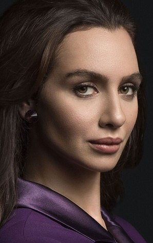 Үлкен кеуделі арық қыздар