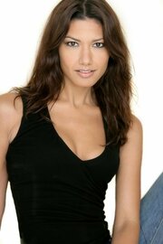 Ular porno filmda bir qizni paypaslaydilar