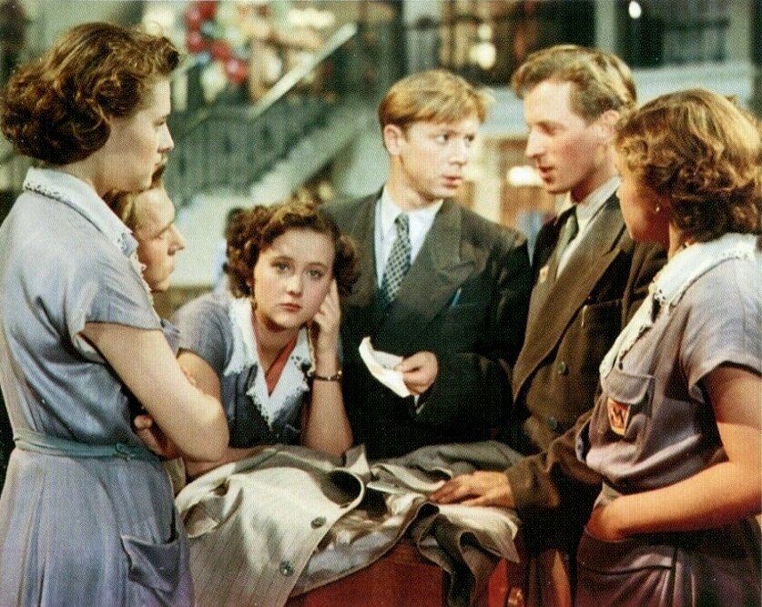 За витриной универмага 