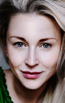 Әдемі брюнетка өзінің бұрынғы күйеуіне ескі күндер үшін соққы береді.