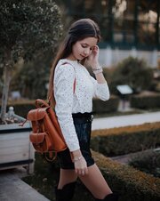 Медициналық тексеруде жалаңаш қыздар тобы