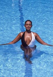 Томпақ шешінетін бейне