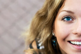 Үлкен тесігі бар қыздар