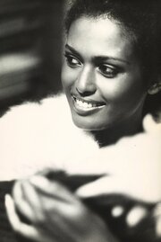 Әйелдер шешінетін бөлмедегі жасырын камера порносы