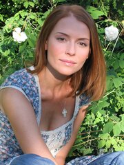 Түнгі клубтарда мас күйінде жалаңаш жүрген қыздардың суреттері