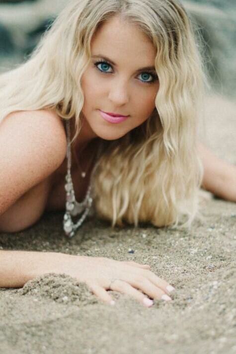 Chelan Simmonsning yalangoch fotosurati