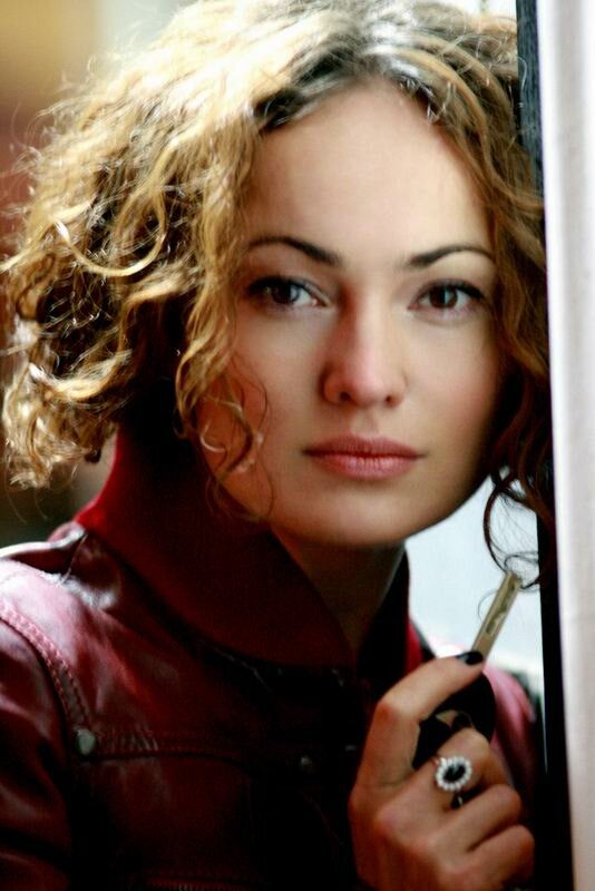 Үстел басында әйелдің жеке мастурбациясы