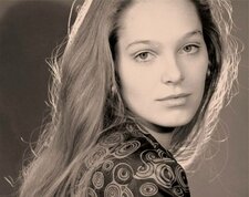 Ular navbatma-navbat yoqimtoy qizning ichiga kirib ketishadi