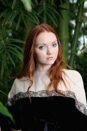 Жігіт оны трахает еткенде қыз ауырып айқайлайды