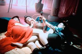 Әдемі әйелдер бейнеленген фемдом порно