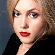 Эдик оны камераға түсіріп, адамдарды жыныстық қатынасқа көндіреді.