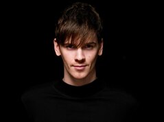 Диванда жалаңаш адам