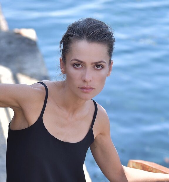 Джинсы киген әйелдің бөксесі