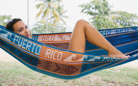 Кискасында мүшесі бар жетілген әйелдің фотосы