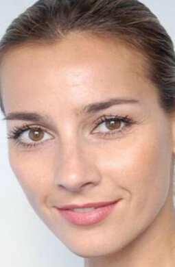 Веб-камера алдында жалаңаш модельдер