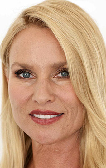 Гинеколог емделушінің көтін жалады.