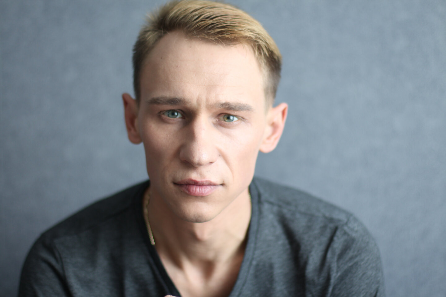 Белогривый актер никита фото